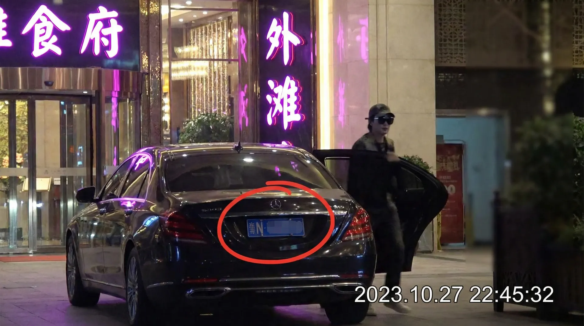 半岛在线体育网网址 - 豪车餐厅外偷拍